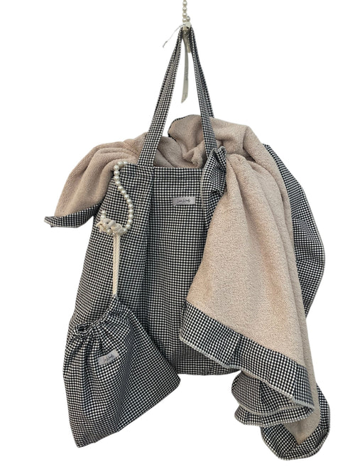 La collezione Mare è dedicata all’estate e alle vacanze: teli e borse capienti, ideali per il mare, i viaggi e tutte le giornate di sole.