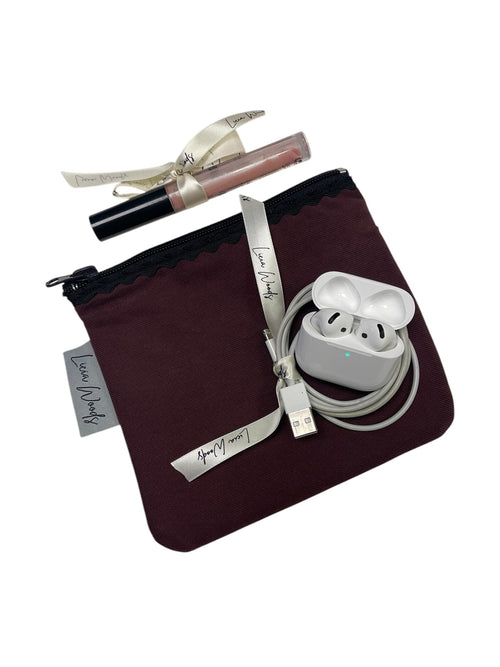 Porta carte, phone strap, bustine e beauty case artigianali: accessori indispensabili per completare la tua borsa con ordine e stile.