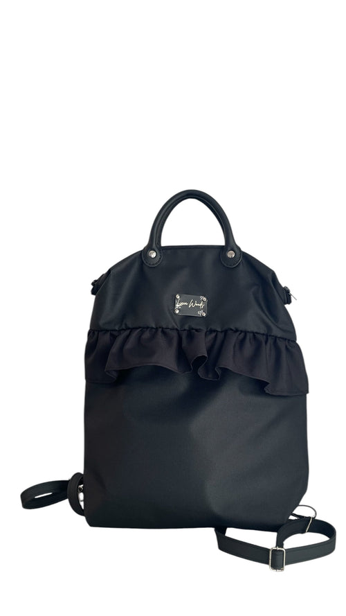 Lo zaino a frappa Licia Woods è uno dei modelli più richiesti: capiente, comodo e riconoscibile, perfetto per l’uso quotidiano senza rinunciare allo stile. Questi sono disponibili in pronta consegna: scegli il tuo colore perfetto.