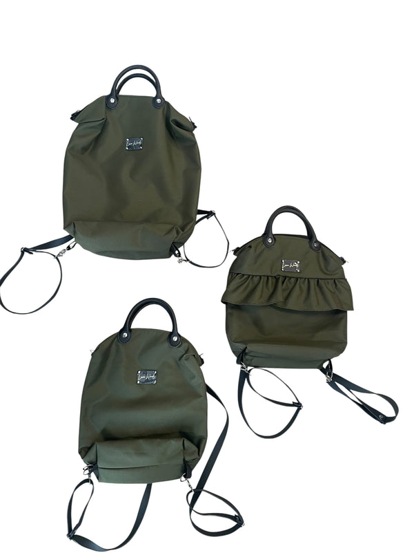 Tutti gli zaini in preordine: piccolo con o senza frappa, grande liscio e classico. Scegli il tuo modello, realizzato artigianalmente in 8 giorni lavorativi.